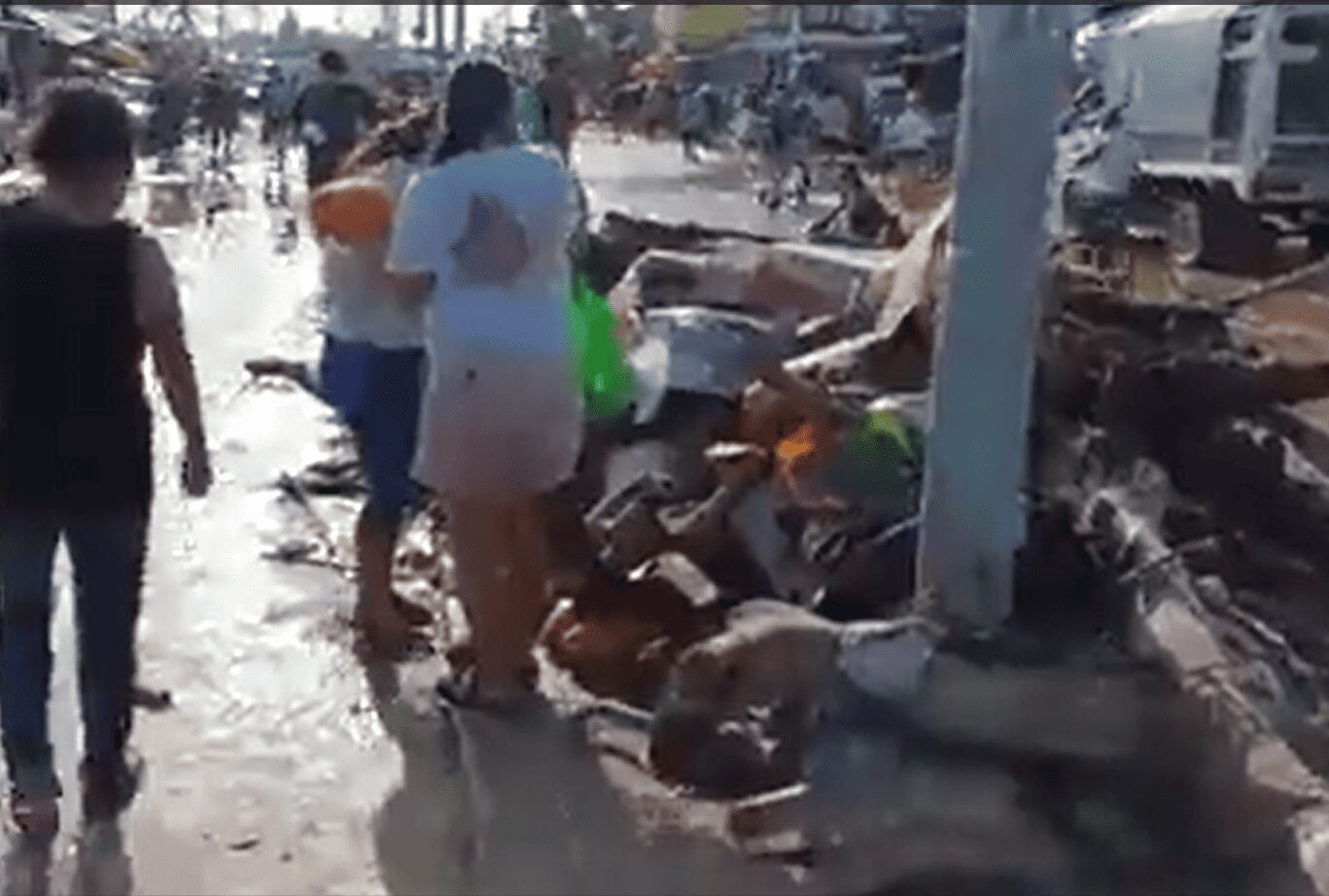 La escasez de alimentos por Otis, lleva a las personas a buscar en la basura