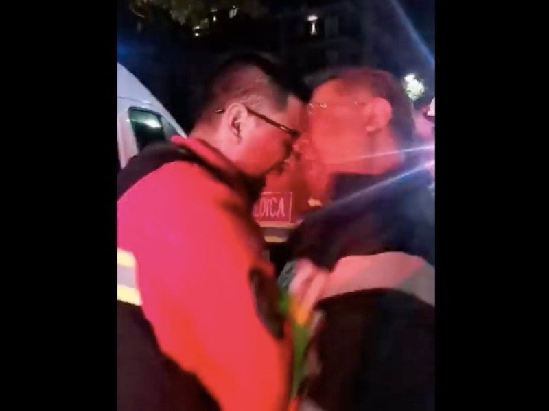 Paramédicos de una ambulancia privada y de Cruz Roja protagonizan pleito en CDMX por supuesto robo de cartera