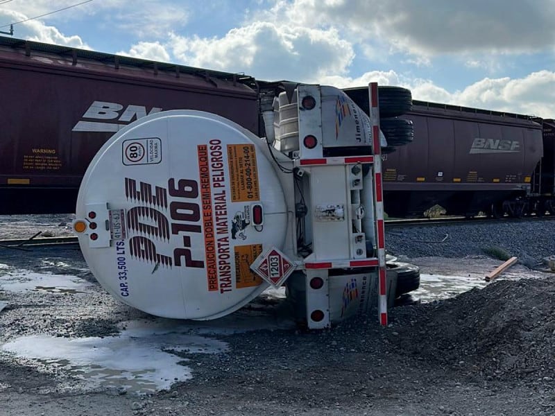 Una pipa intenta ganarle el paso al tren en Nuevo León y provoca un accidente