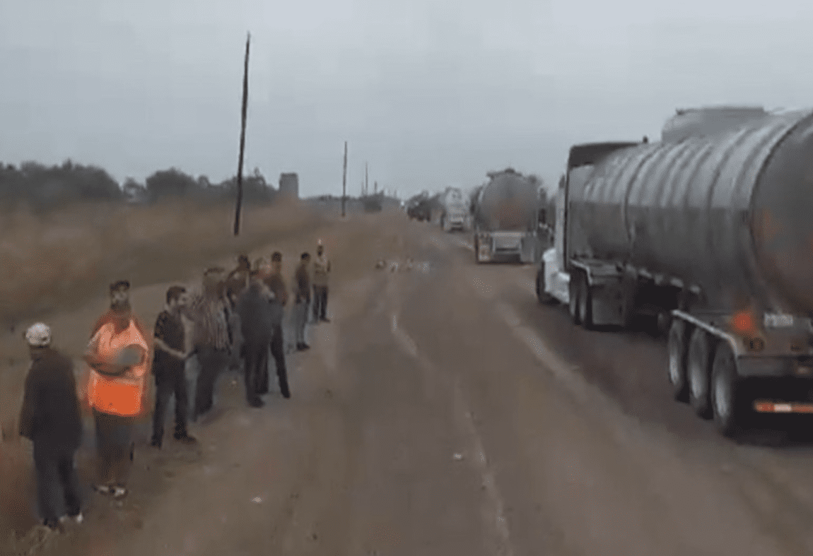 Amenazados con pistolas, piperos tiran gasolina