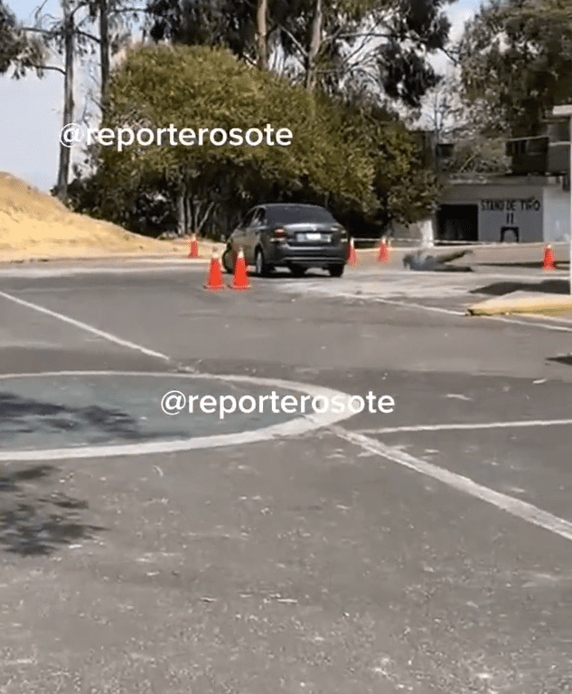 Una oficial de la Policía de la Ciudad de México es lanzada fuera de un automóvil durante una sesión de entrenamiento