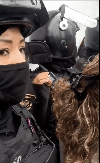 Agentes de policía desalojan a manifestantes de las instalaciones de la Fiscalía de la Ciudad de México