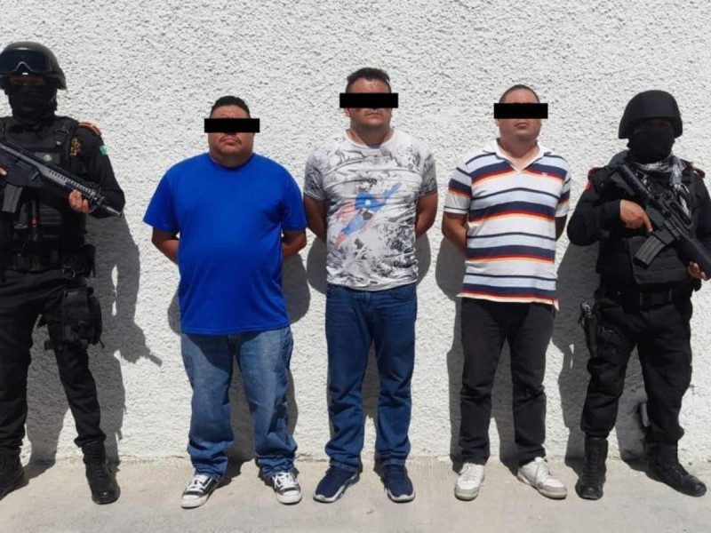 Tres presuntos ‘polleros’ son detenidos en Nuevo León; trasladaban en un camión pesado a 9 migrantes hondureños