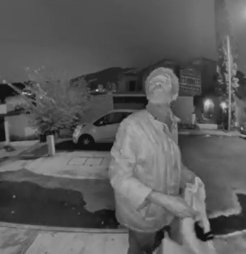 Registran en video a hombre robando decoración de Halloween