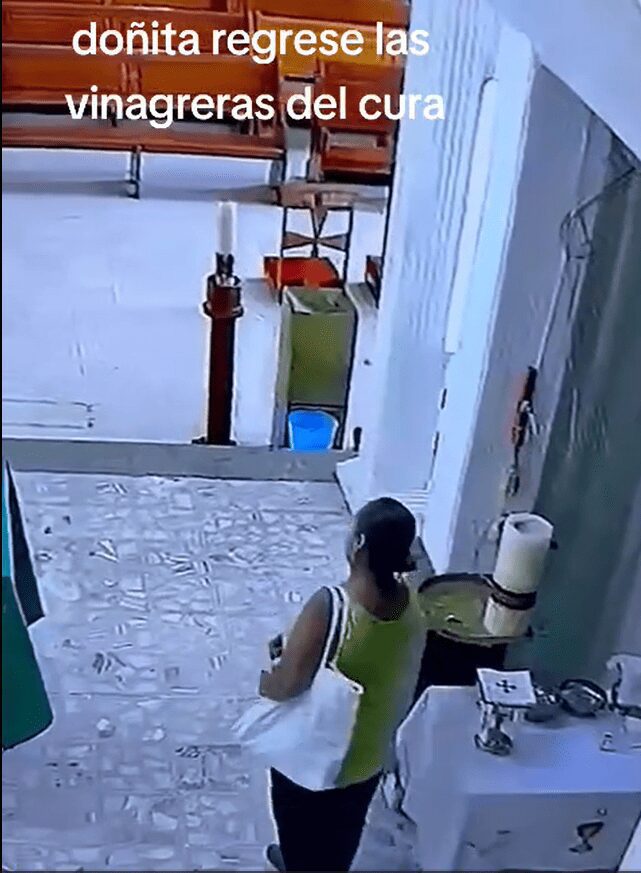 ¡Ya no hay respeto ni a Dios!, señora roba vino de consagrar en iglesia