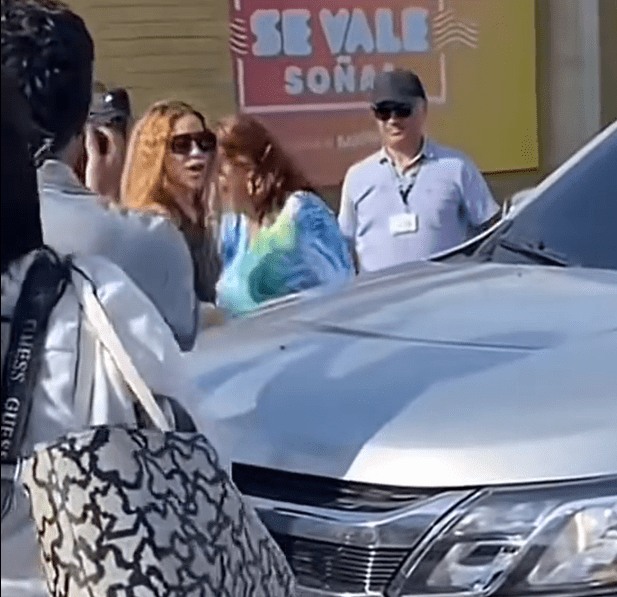 Shakira enfrenta acusaciones de haber empujado a una mujer en la vía pública, lo que ha generado opiniones encontradas
