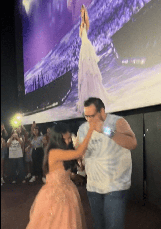 Swiftie celebra sus XV años en cine con pelicula de Taylor Swift