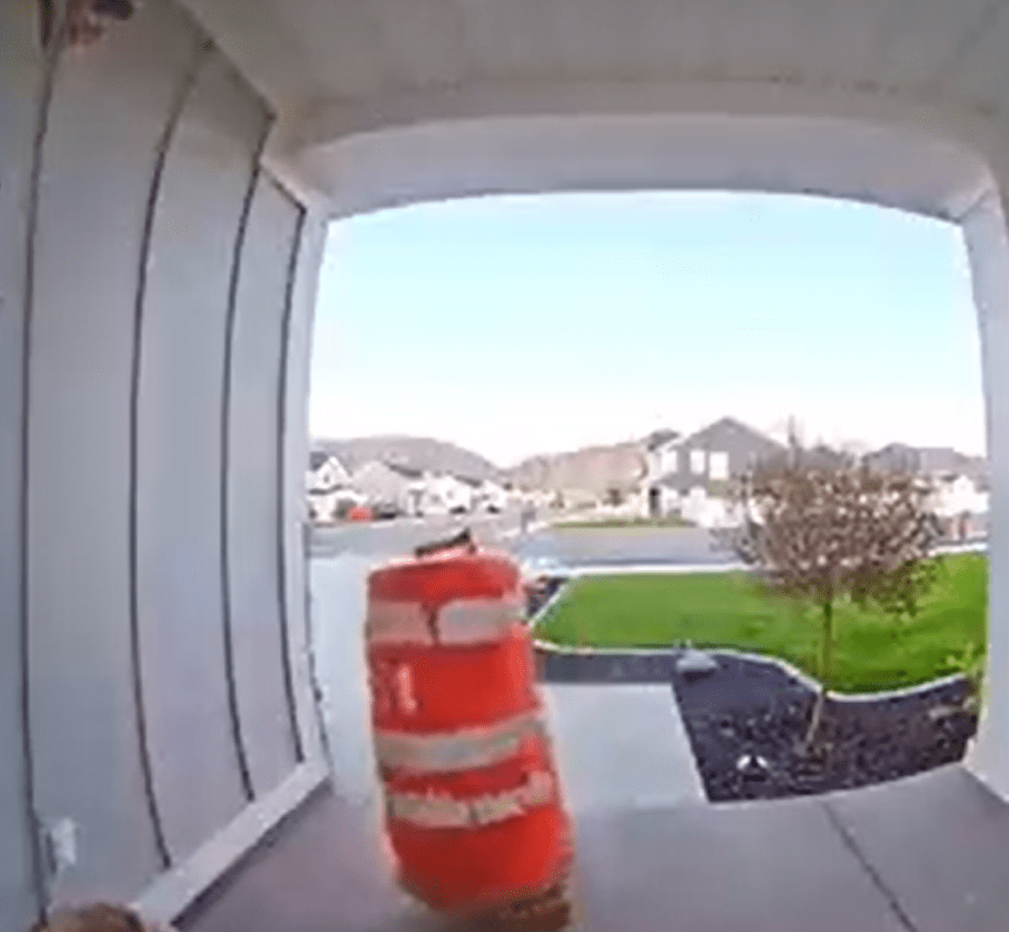 Al estilo de Toy Story, hombre roba paquete utilizando un cono víal