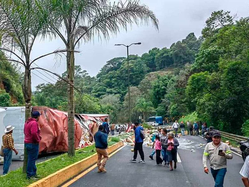 En Veracruz, ciudadanos aprovechan volcadura de trailer para robarse latas de leche en polvo
