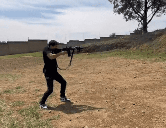 Eduardo Verástegui utiliza arma larga y amenaza a ‘defensores de la ideología de género’