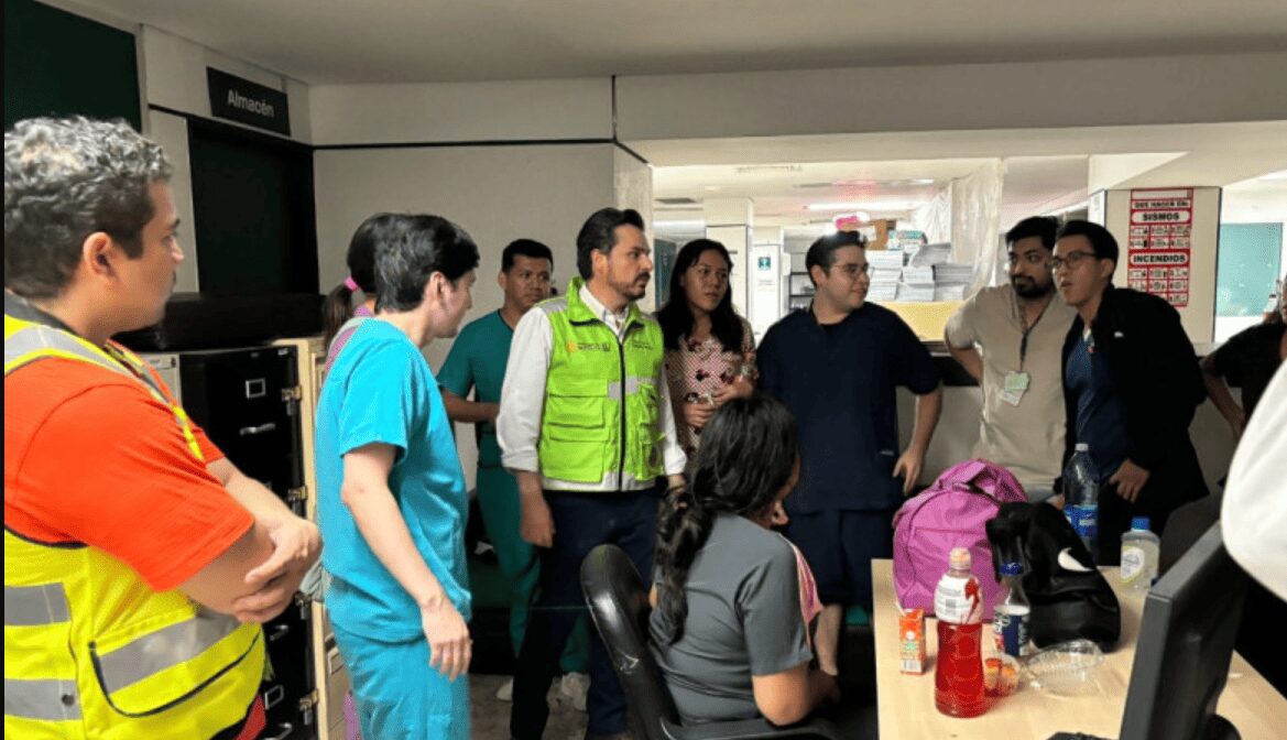 El director del IMSS realiza inspecciones en centros de salud en regiones golpeadas por el huracán ‘Otis’