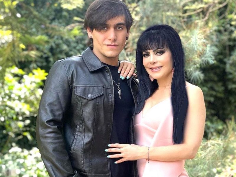 Maribel Guardia recuerda entre lagrimas a su hijo Julián con ofrenda de Día de Muertos