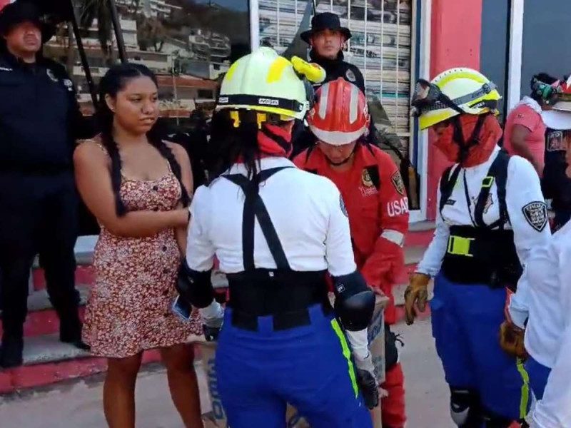 Familia y bebé amamantado por policía Arizbeth reciben donaciones de alimentos