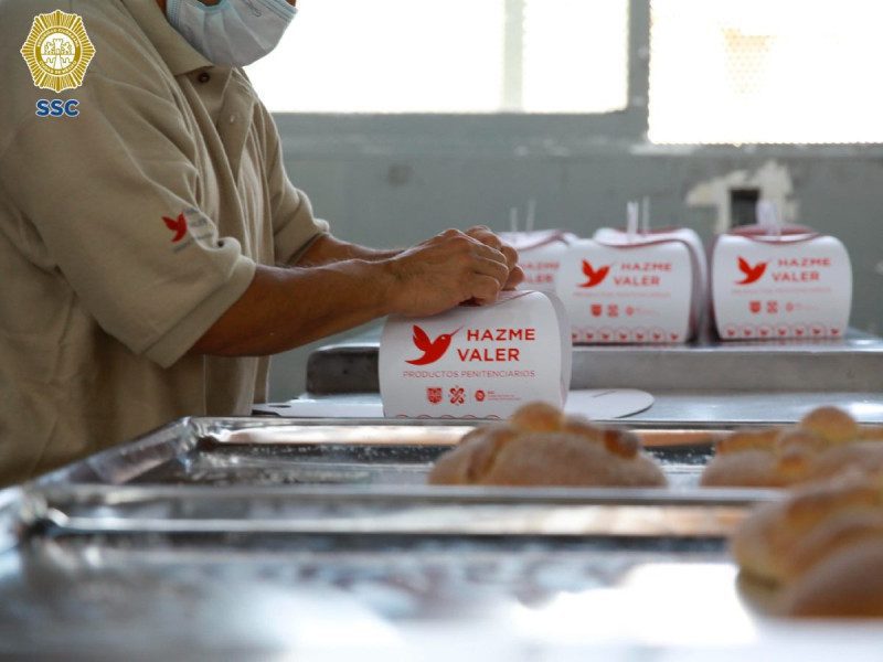 Venta de pan de muerto por personas privadas de la libertad en CDMX