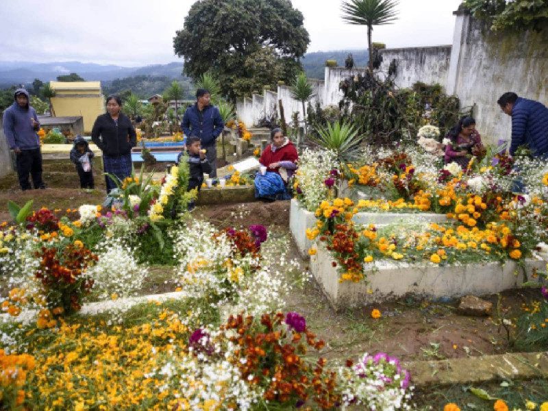 Los guatemaltecos rinden homenaje a sus difuntos con papalotes, comida y aguardiente