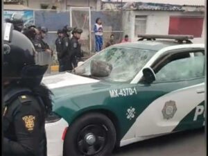 Vecinos de Iztapalapa dan golpiza a policías