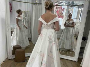 Fotografía de vestido de novia causa admiración en las redes debido a un reflejo inusual