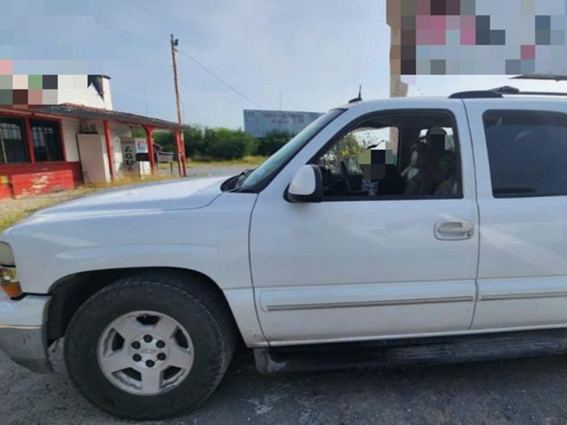 Se descubren 37 migrantes en dos camionetas en Nuevo León