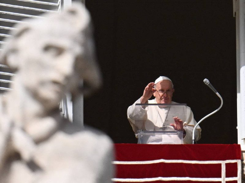 El Vaticano aprueba el bautismo de personas transexuales y les permite ser padrinos