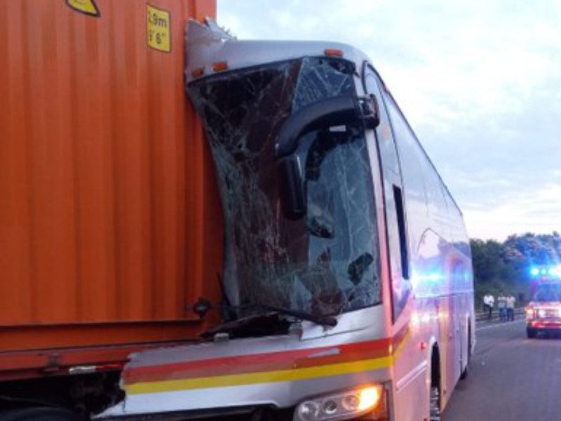 Accidente en la autopista Siglo XXI deja a 28 pasajeros lesionados
