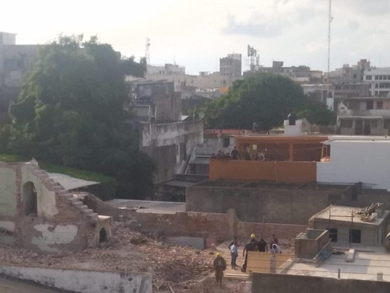 Seis trabajadores atrapados bajo edificio en demolición; dos muertos