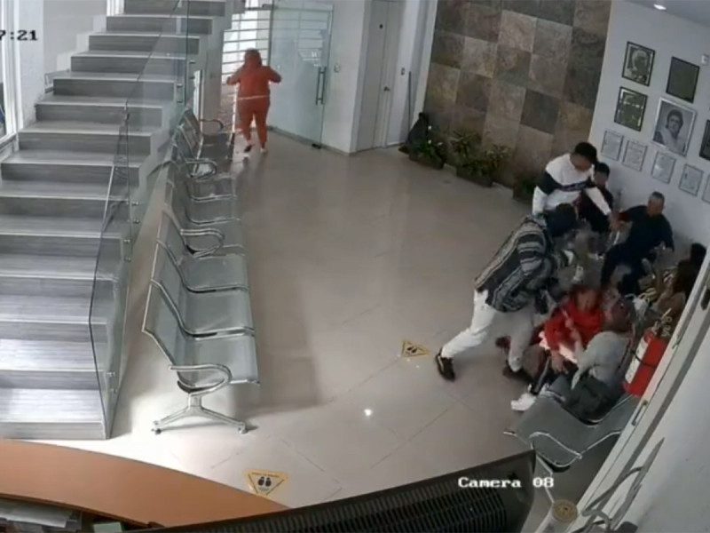 Roban 100 mil pesos a mujer dentro de notaría; asaltantes entran sin dificultad