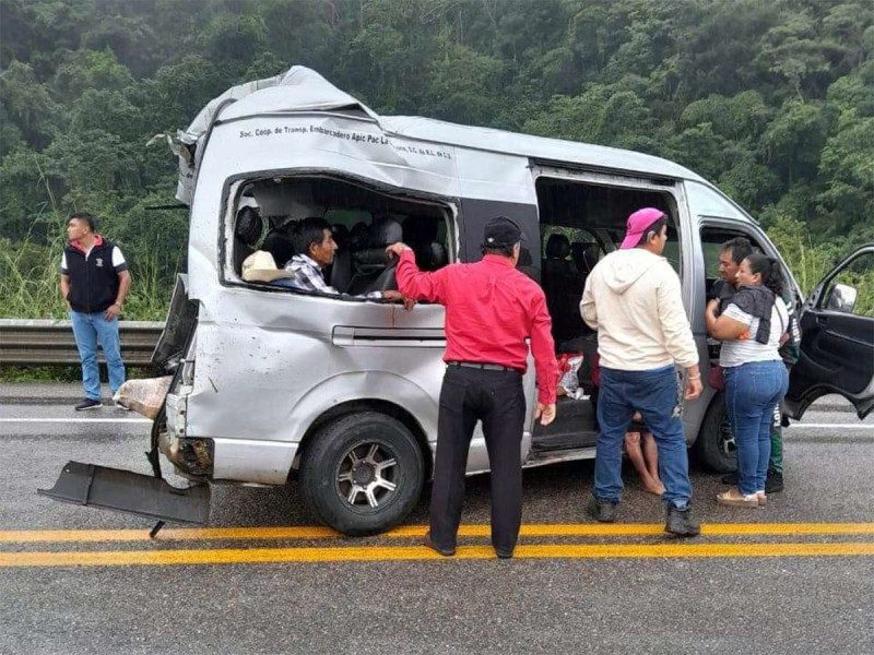 Tráiler arrolla a ‘combi’ de pasajeros; van 3 muertos