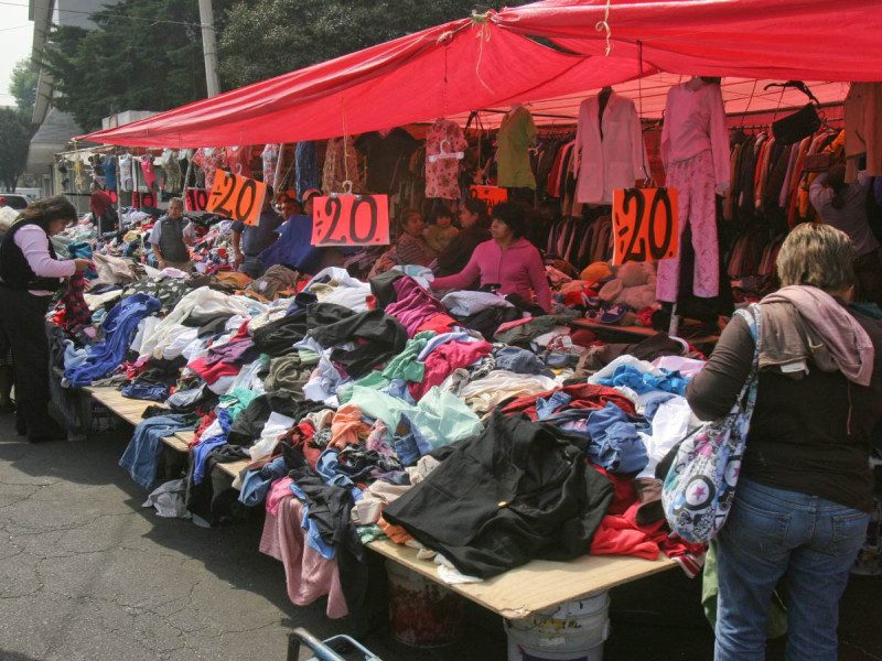 ¿Cuál es la mejor manera de lavar la ropa comprada en pacas para prevenir enfermedades?