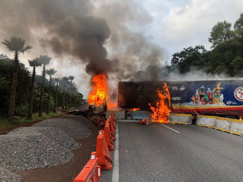 Tras incendio de tráiler cierran la Autopista México-Cuernavaca