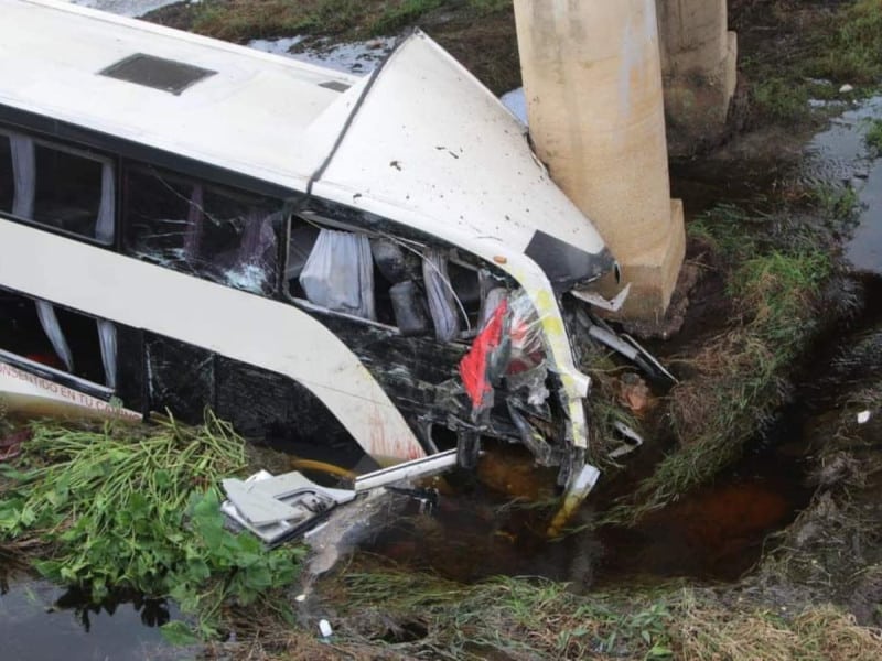 Accidente en la autopista La Tinaja-Acayucan: autobús cae de un puente y se reportan 12 muertos