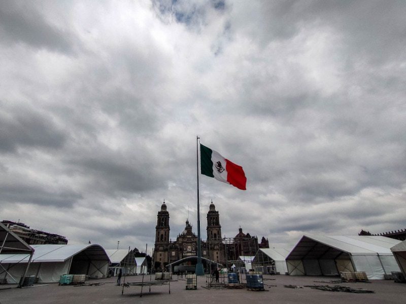 Morena propone cárcel por cantar mal el Himno Nacional