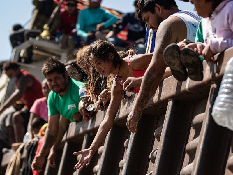 Cierran puente fronterizo por flujo migratorio en Piedras Negras, Coahuila