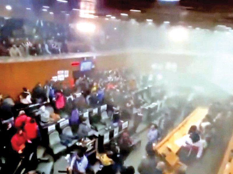 Toma Violenta del Congreso de Nuevo León; Luis Enrique Orozco nombrado gobernador interino