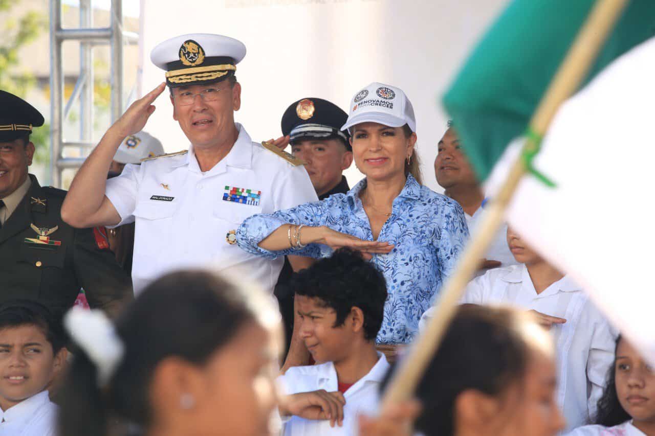 Desfile vistoso por el CXIII Aniversario de la Revolución Mexicana en Solidaridad