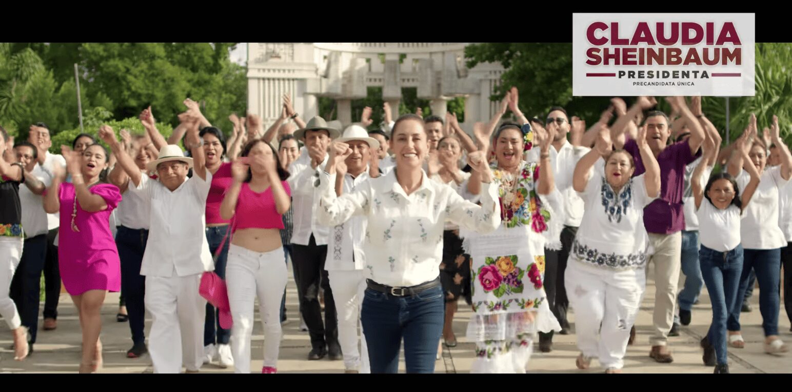 Sheinbaum presenta su anuncio de precampaña afirmando que "México está renaciendo".