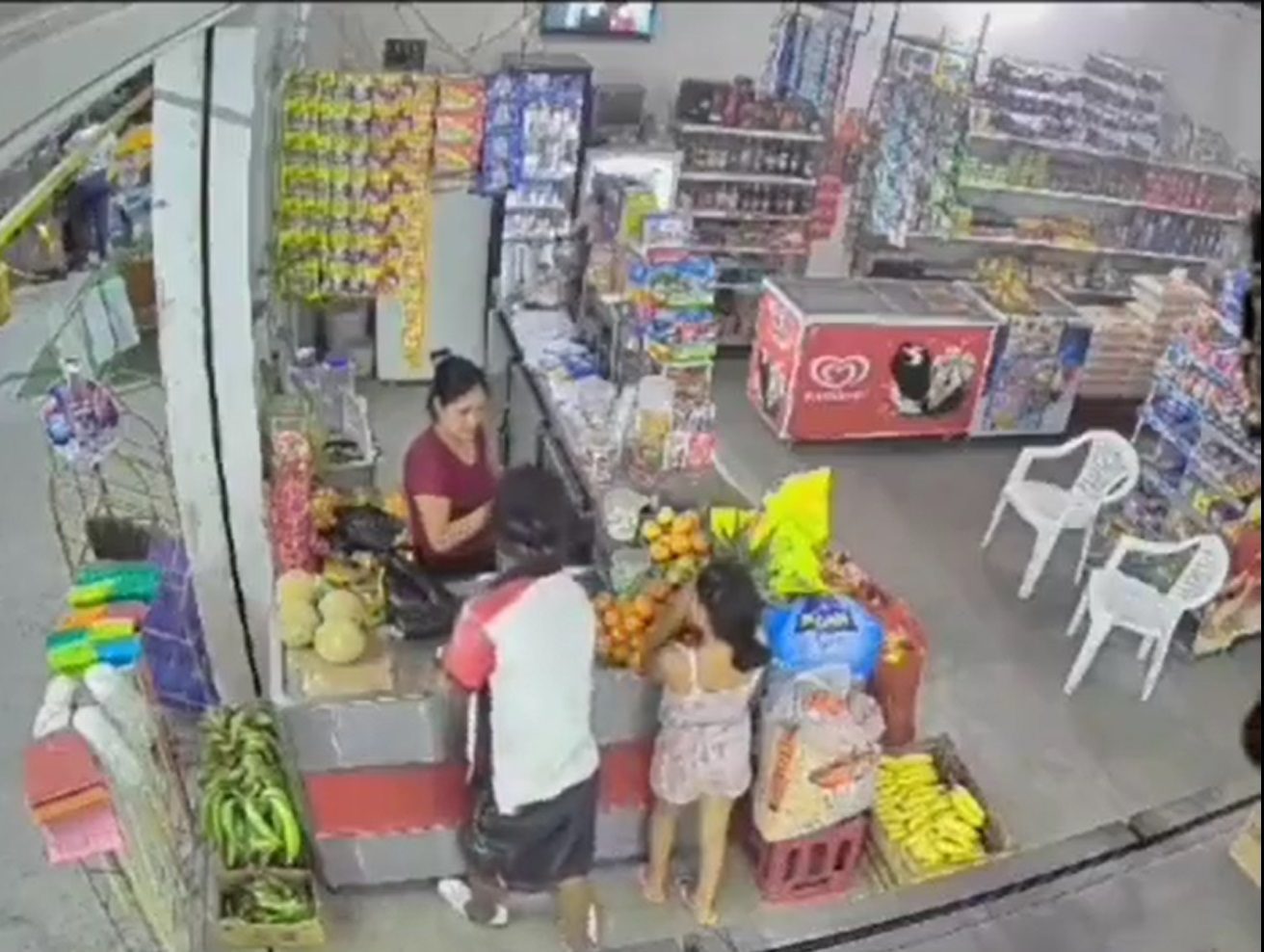 Hombre es captado tocando partes íntimas de una niña en Ecuador