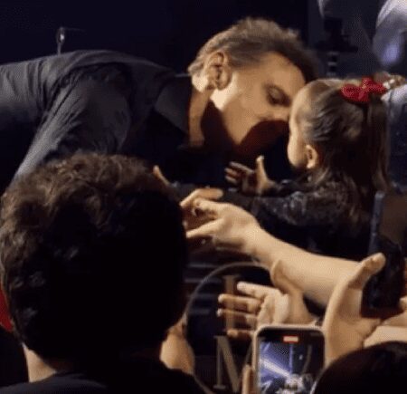 Luis Miguel besa a niña en la boca
