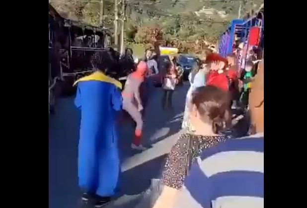 Pelea entre superhéroes causa caos en una feria de Brasil