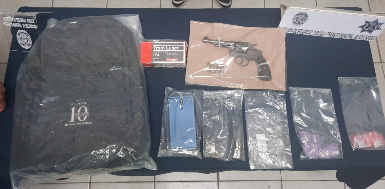 Con una arma de fuego y droga, policías de Solidaridad capturan a dos hombres