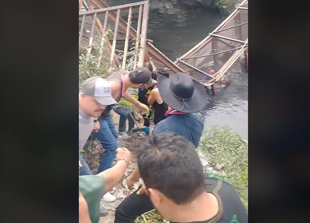 Con cadena humana logran rescate de heridos tras el desplome de un puente en Edomex