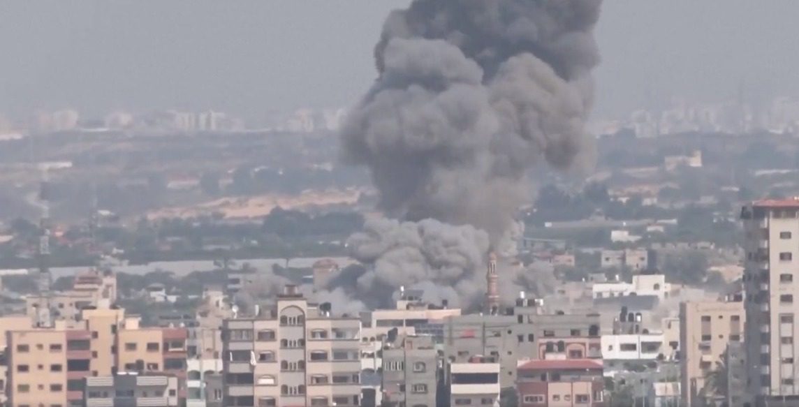 Suman más de 10 mil víctimas mortales en Gaza por bombardeos