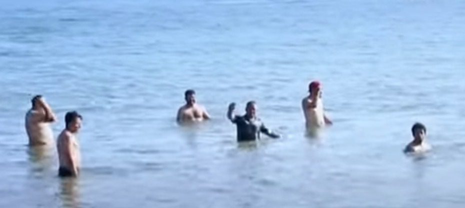Luego del paso de Otis, bañistas vuelven a las playas en Acapulco