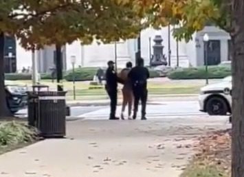 En Estados Unidos, arrestan a un hombre armado en las afueras del Capitolio