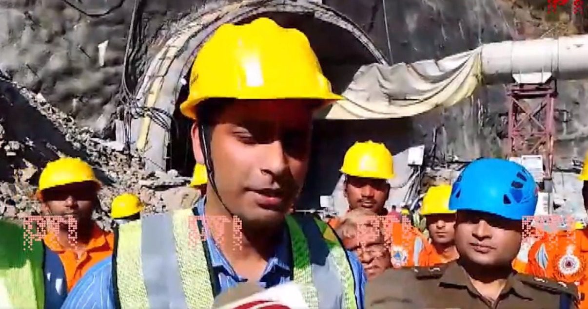Al menos 40 obreros quedan atrapados al derrumbarse un túnel en la India