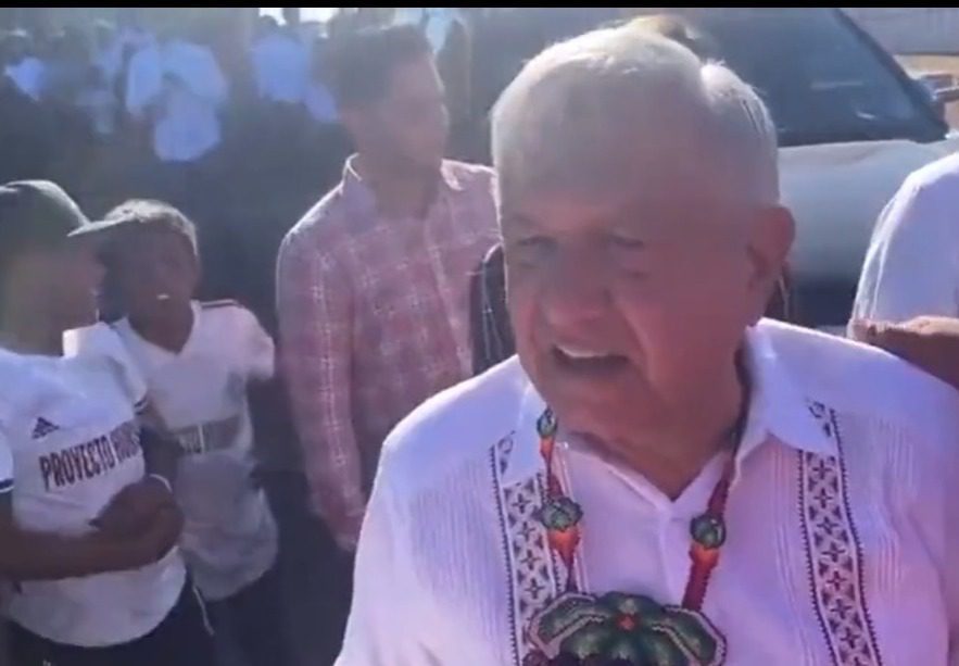 AMLO felicita a Ebrard por quedarse en Morena