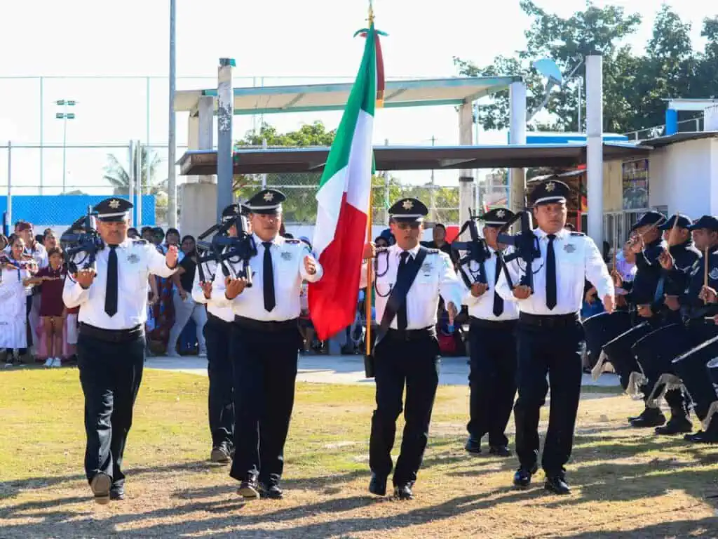 Realizan desfile revolucionario en Puerto Aventuras