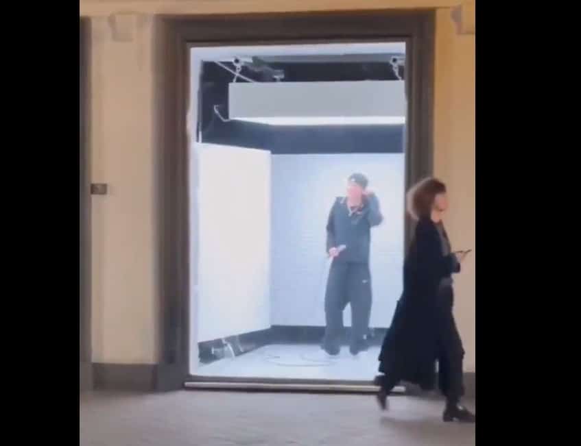 Peso Pluma actúa en las calles de Madrid y el público lo ignora