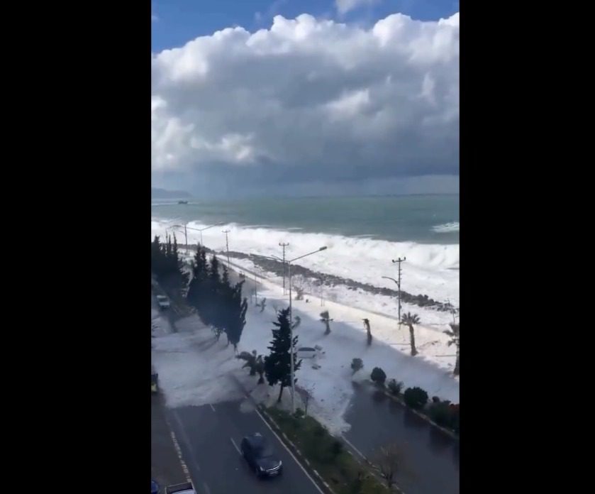 La tormenta Bettina causa impresionantes olas en las costas de Turquía