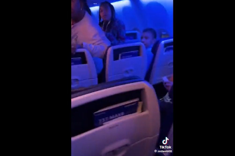 Un hombre salta por la salida de emergencia de un avión y provoca pánico entre los pasajeros