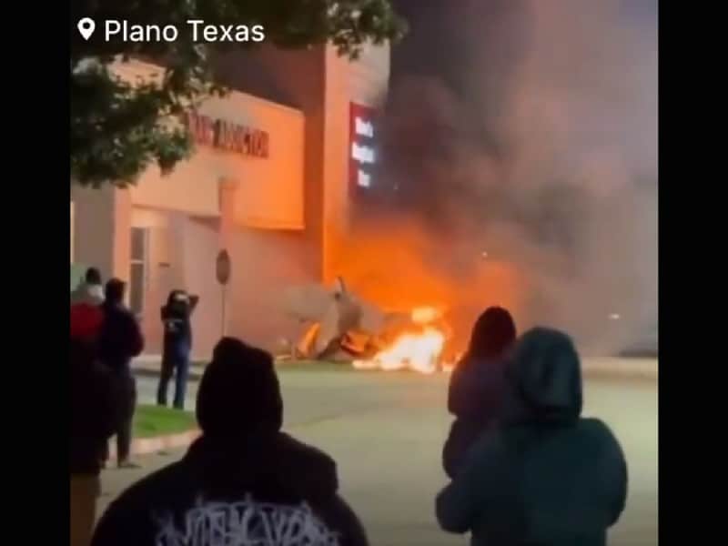 Cae avioneta y causa un incendio en Texas